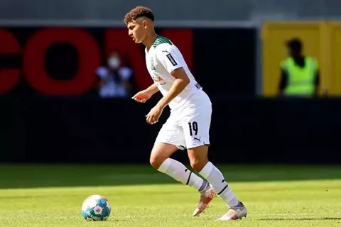 مصدر يكشف ليلا كورة تطورات مفاوضات الزمالك لضم مصطفى أشرف من مونشنجلادباخ